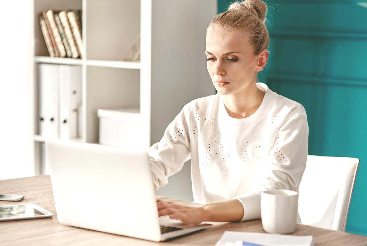 Environnement de travail collaboratif avec équipements modernes