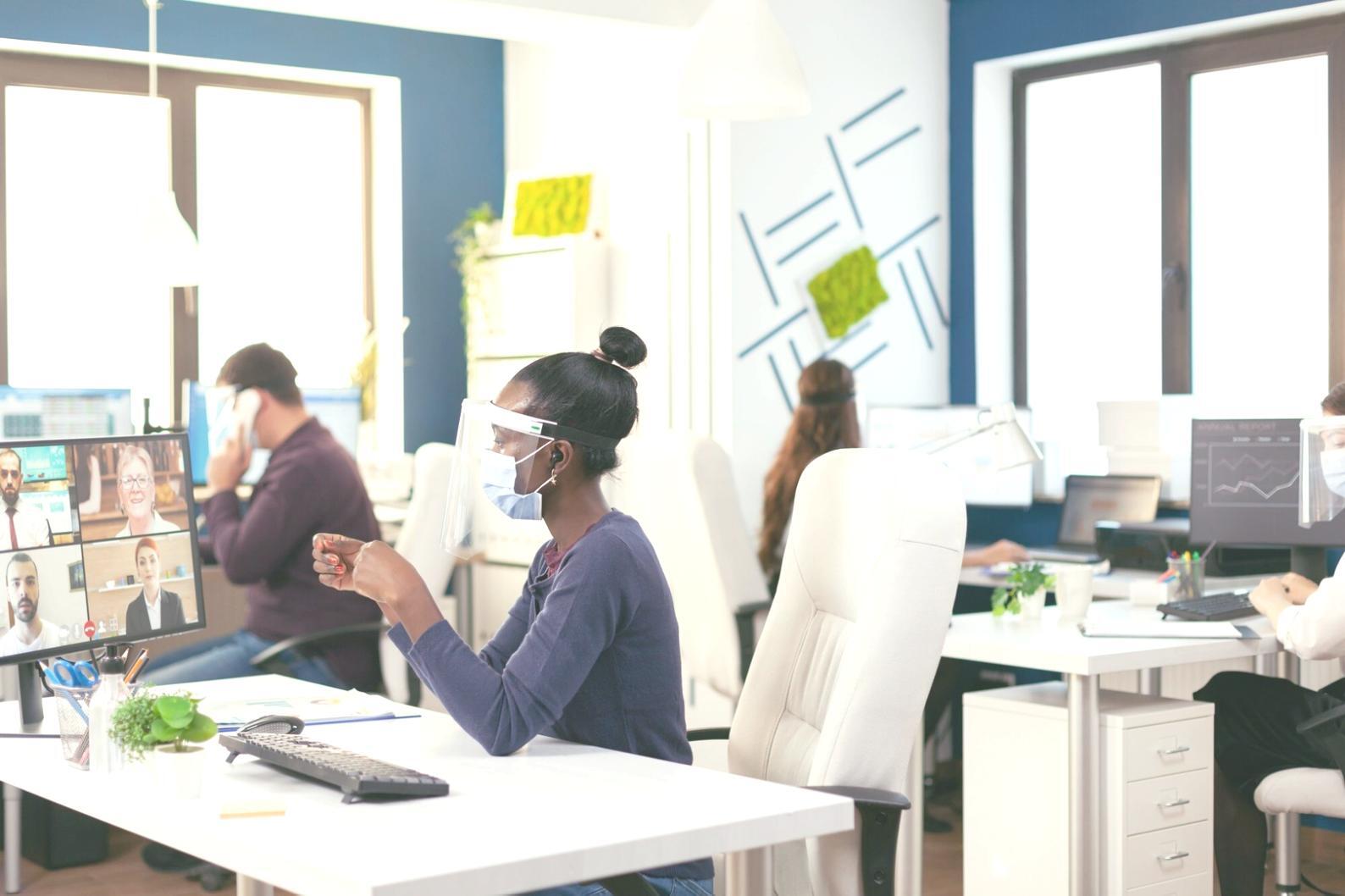 Équipe travaillant ensemble sur des projets de formation financière